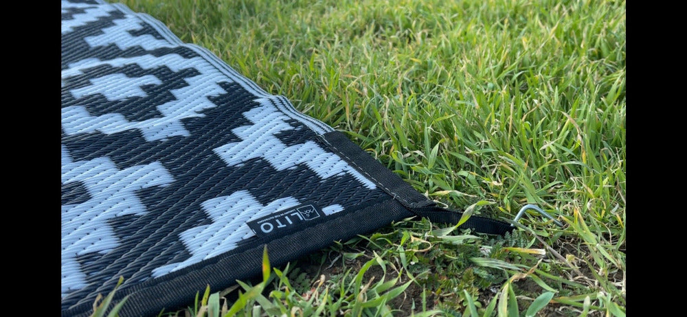 the corner of a black and white waterproof Outdoor Camping Rug with the LITO logo label sewn into the corner